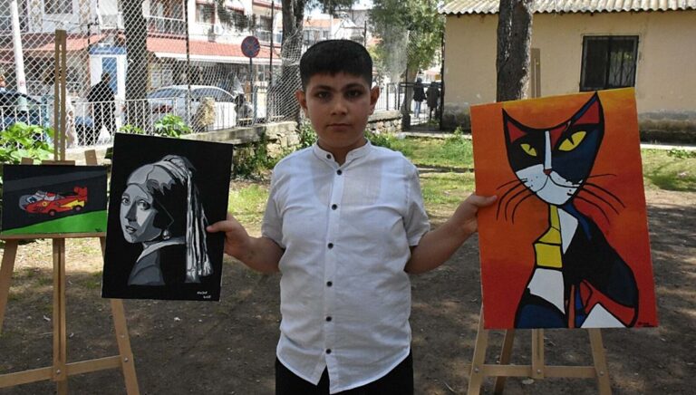 10 yaşındaki otizmli Hasan, ilk sergisini açtı: Çizimlerine hayal gücünü yansıtıyor