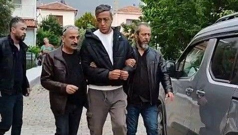 37 yıl hapis cezasıyla aranırken, kız arkadaşıyla tatilde yakalandı 37 yıl hapis cezasıyla aranırken, kız arkadaşıyla tatilde yakalandı