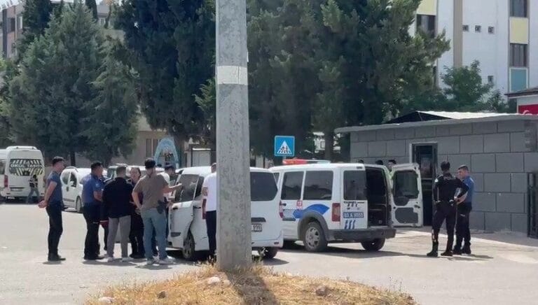 Adliye önünde iki aile birbirine girdi: 5 yaralı, 7 gözaltı Adliye önünde iki aile birbirine girdi: 5 yaralı, 7 gözaltı