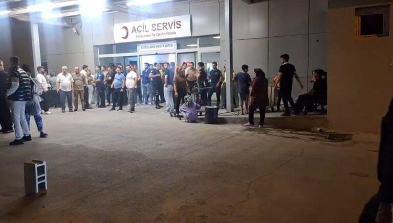 Akraba kavgasında silahlar konuştu: 2 ölü, 9 yaralı Akraba kavgasında silahlar konuştu: 2 ölü, 9 yaralı
