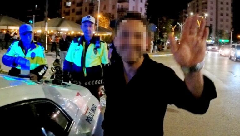 Alkollü ve kasksız sürücü “Çek” diyerek poz verdi Alkollü ve kasksız sürücü “Çek” diyerek poz verdi