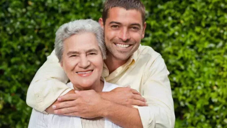 Annesine aşırı düşkün olan 4 erkek burcu: bu burçlar anneciğinin kalbinde taht kurmuş