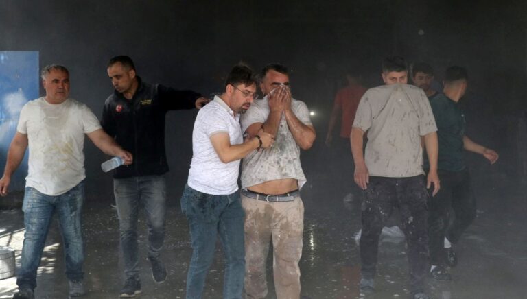 Antalya’da boya atölyesinde yangın: 12 kişi dumandan etkilendi Antalya’da boya atölyesinde yangın: 12 kişi dumandan etkilendi