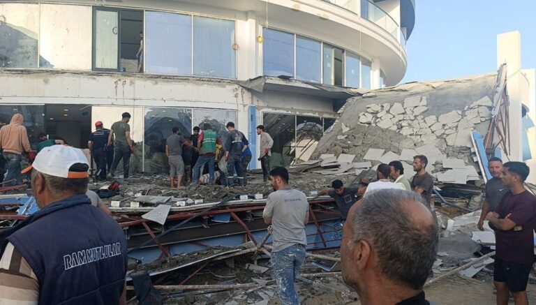 Antalya’da otel inşaatının balkonu göçtü Antalya’da otel inşaatının balkonu göçtü