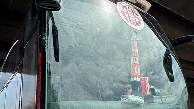 Antalyaspor U17 takımına taşlı saldırı!
