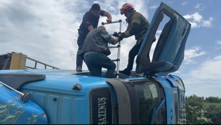 Arnavutköy’de hafriyat kamyonu devrildi Arnavutköy’de hafriyat kamyonu devrildi