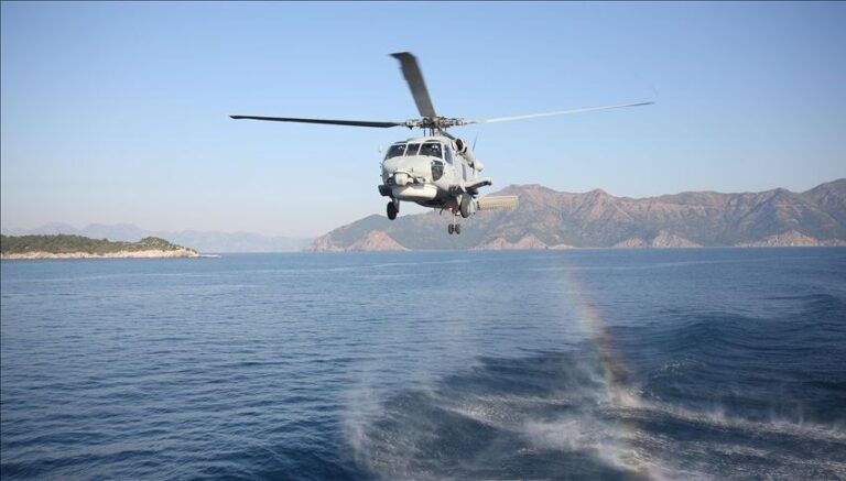 Askeri helikopter denize acil iniş yaptı