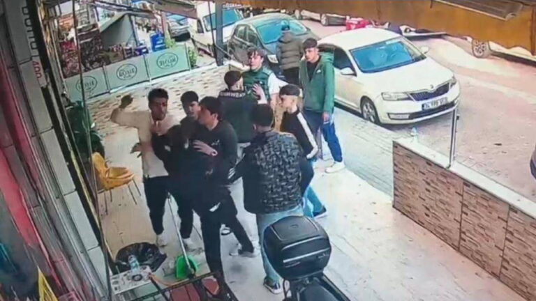Avcılar’da internet kafede bıçaklı kavga!