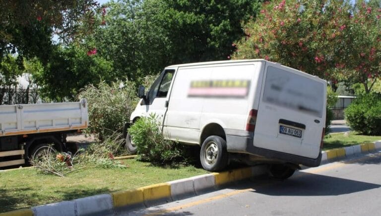 Aydın’da minibüs refüjde asılı kaldı Aydın’da minibüs refüjde asılı kaldı