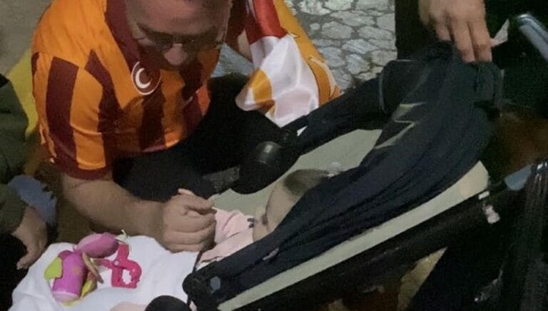 Aydın’da şampiyonluk kutlaması: Coşkulu aile bebeklerini yolun ortasında unuttu Aydın’da şampiyonluk kutlaması: Coşkulu aile bebeklerini yolun ortasında unuttu