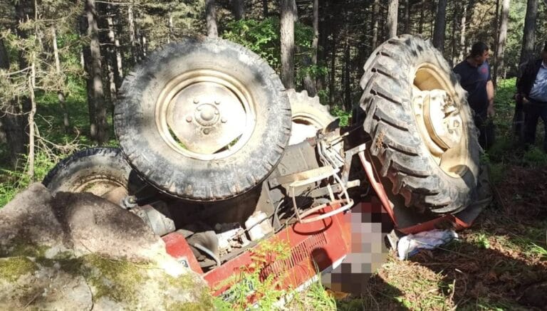 Balıkesir’de feci kaza: Devrilen traktörün sürücüsü öldü Balıkesir’de feci kaza: Devrilen traktörün sürücüsü öldü