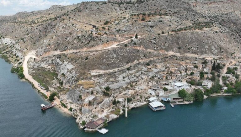 ‘Batık’ mahalle 25 yıl sonra yola kavuştu