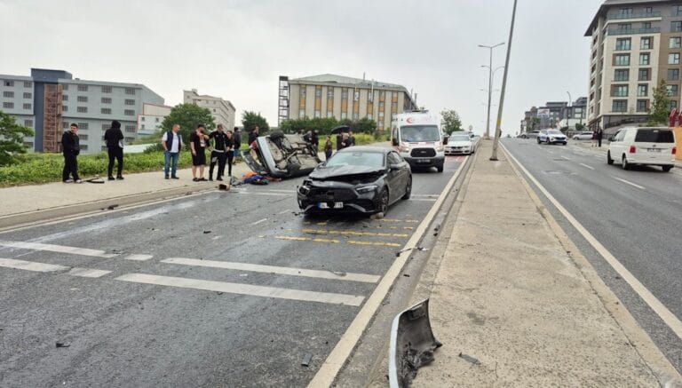 Beylikdüzü’nde araç ters şeride daldı: 1’i ağır 4 yaralı Beylikdüzü’nde araç ters şeride daldı: 1’i ağır 4 yaralı