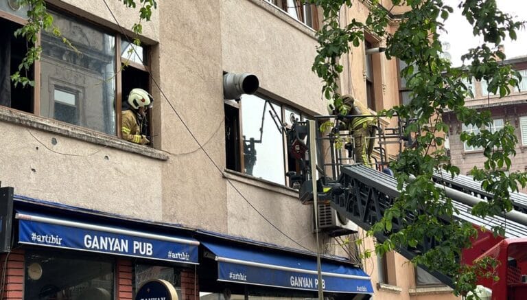 Beyoğlu’nda yangın paniği: Mahsur kalan 2 kişi kurtarıldı Beyoğlu’nda yangın paniği: Mahsur kalan 2 kişi kurtarıldı