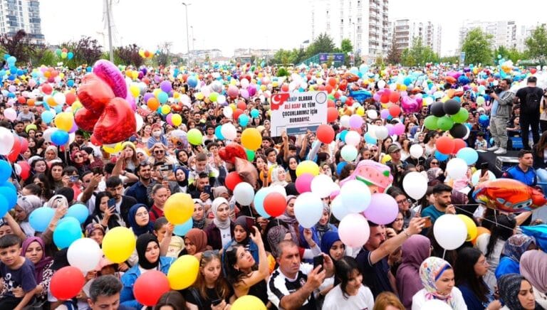 Binlerce kişi kanseri yenen Ali Asaf için balon uçurdu Binlerce kişi kanseri yenen Ali Asaf için balon uçurdu