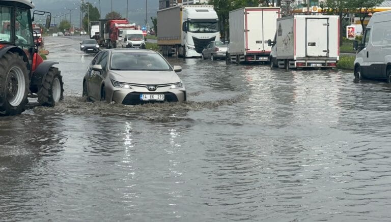 Bolu’da sağanak ve fırtına yaşamı olumsuz etkiledi Bolu’da sağanak ve fırtına yaşamı olumsuz etkiledi