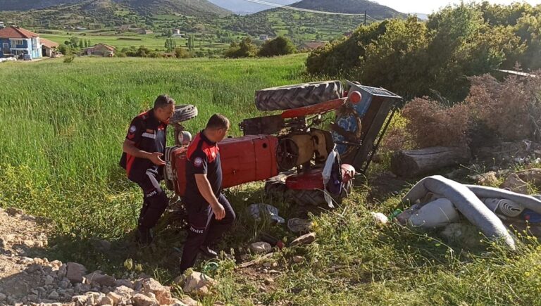 Burdur’da devrilen traktörün altında kalan çocuk öldü, 4 kişi yaralandı Burdur’da devrilen traktörün altında kalan çocuk öldü, 4 kişi yaralandı