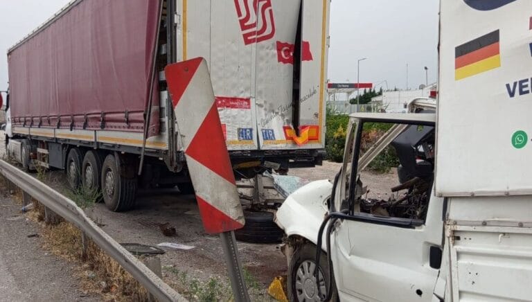 Bursa’da feci kaza: 2 ölü Bursa’da feci kaza: 2 ölü