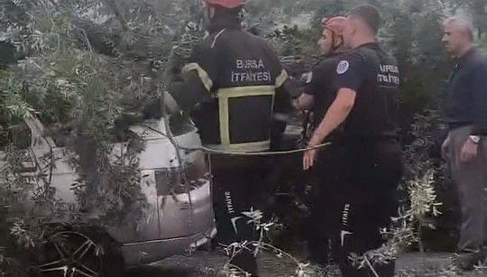Bursa’da lodos: Ağaç otomobilin üzerine devrildi Bursa’da lodos: Ağaç otomobilin üzerine devrildi