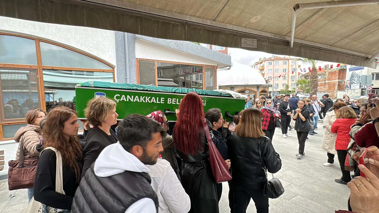 Çanakkale’de öldürülen Zeynep Zan, kadınların omzunda son yolculuğuna uğurlandı