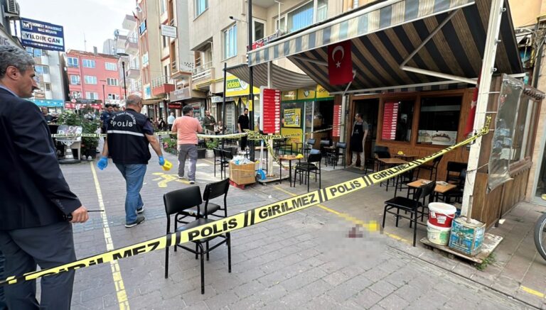 Çay ocağında oturan husumetlisini bıçakladı Çay ocağında oturan husumetlisini bıçakladı