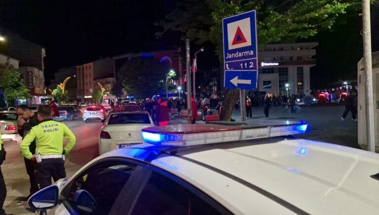 Çorum’da şampiyonluk kutlaması: Havai fişek çocuğun kafasına isabet etti Çorum’da şampiyonluk kutlaması: Havai fişek çocuğun kafasına isabet etti