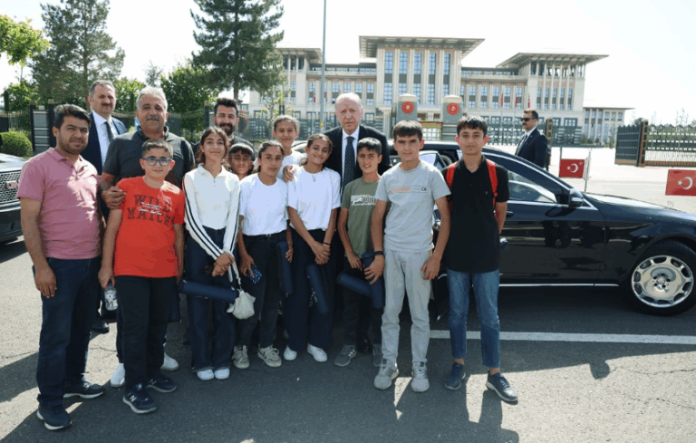 Cumhurbaşkanı Erdoğan, Adıyamanlı Çocuklarla Buluştu Cumhurbaşkanı Erdoğan, Adıyamanlı Çocuklarla Buluştu
