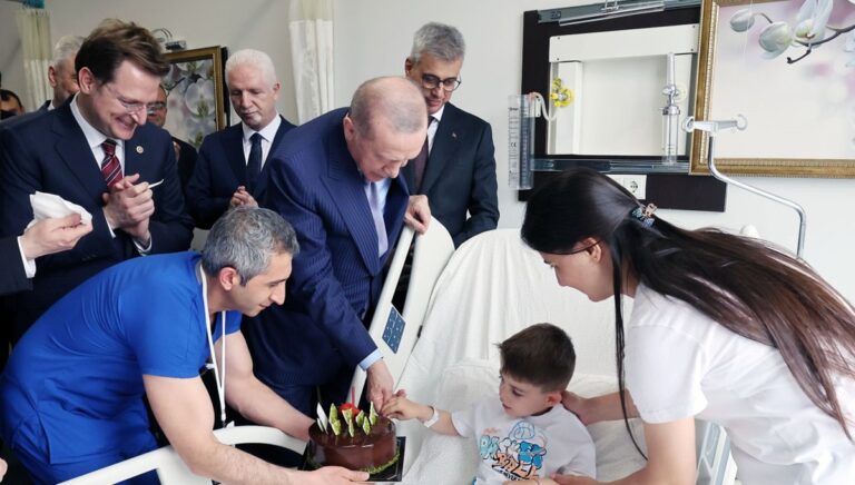 Cumhurbaşkanı Erdoğan’dan hastalara ziyaret