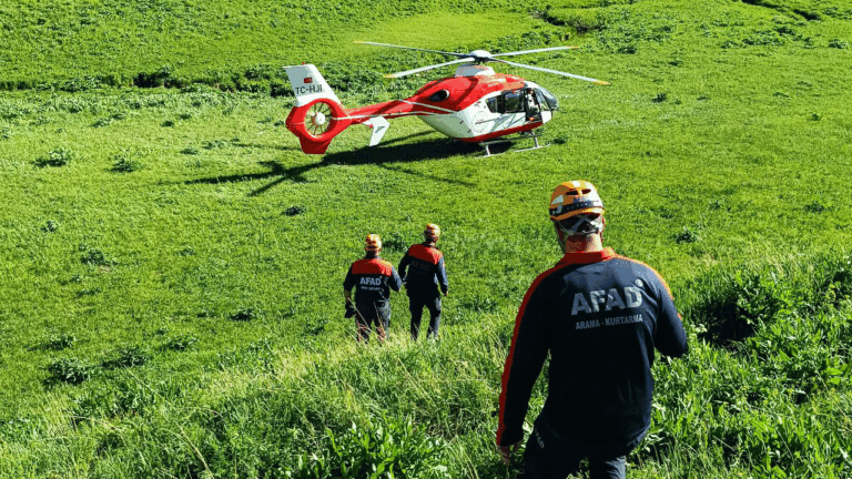 Doğa yürüyüşünde ayağı kayalıklara sıkıştı, dağdan ambulans helikopterle kurtarıldı Doğa yürüyüşünde ayağı kayalıklara sıkıştı, dağdan ambulans helikopterle kurtarıldı