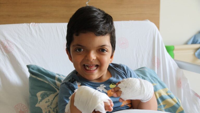 Doktorların bile ismini yeni duyduğu hastalık: 4 yaşındaki Umut’ın 10 parmağı açıldı