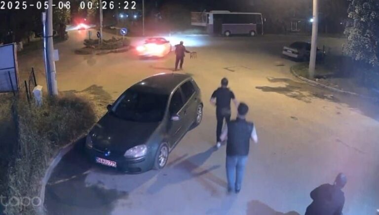 Driften rahatsız oldu: Otomobile tabure fırlattı