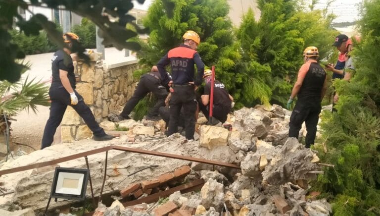 Düğün salonunda dekoratif beton kemer yıkıldı: Doktor hayatını kaybetti Düğün salonunda dekoratif beton kemer yıkıldı: Doktor hayatını kaybetti