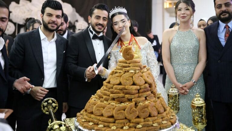 Düğünde pasta yerine burma kadayıf kesti Düğünde pasta yerine burma kadayıf kesti