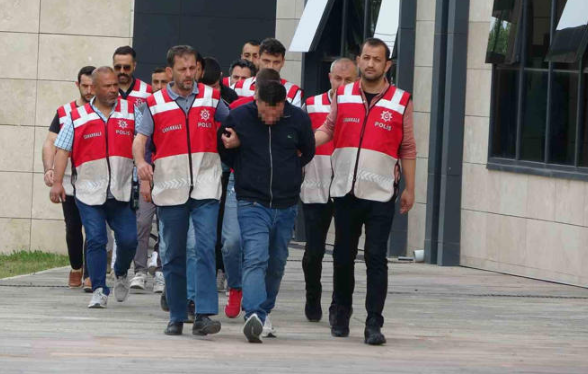 ‘Dur’ ihtarına uymayarak kaçan 2 şüpheli tutuklandı ‘Dur’ ihtarına uymayarak kaçan 2 şüpheli tutuklandı