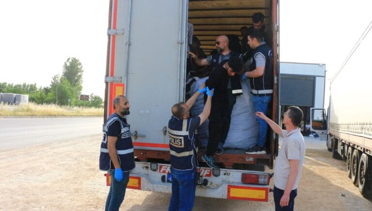 Durdurulan TIR’dan 17 kaçak göçmen çıktı Durdurulan TIR’dan 17 kaçak göçmen çıktı