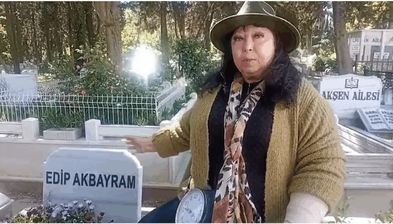 Edip Akbayram’a mezarında da rahat yok… Kuzeni beddua okudu! Edip Akbayram’a mezarında da rahat yok… Kuzeni beddua okudu!