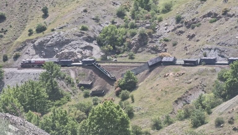Elazığ’da yük treninin beş vagonu raydan çıktı Elazığ’da yük treninin beş vagonu raydan çıktı