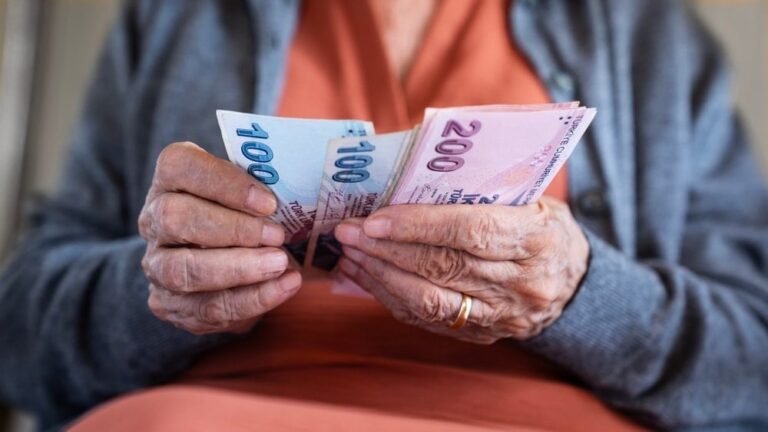 Emekli maaşı ve bayram ikramiyeleri için yeni tarih: SGK uzmanı Ankara kulisinden aldığı bilgiyi açıkladı Emekli maaşı ve bayram ikramiyeleri için yeni tarih: SGK uzmanı Ankara kulisinden aldığı bilgiyi açıkladı