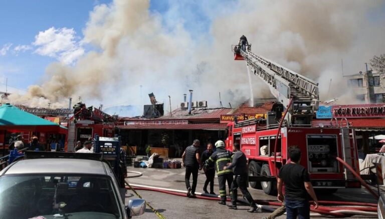 Erzincan’da iş yeri yangını: Çevredeki dükkanlara da sıçradı