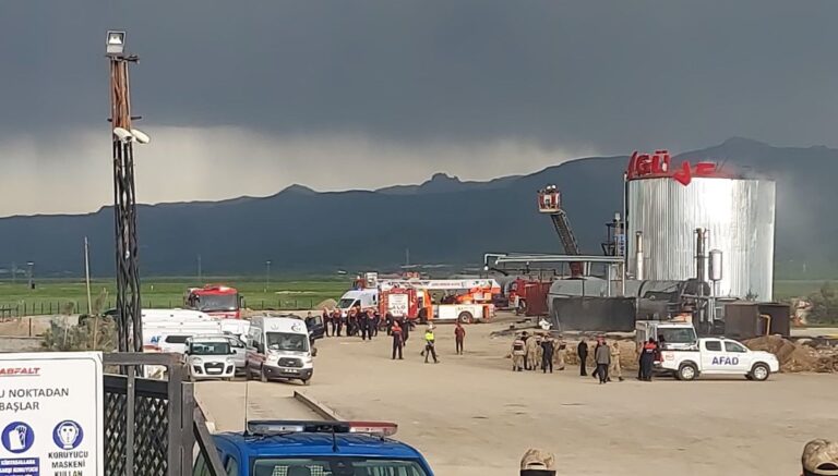 Erzurum’da asfalt üretim tesisinde patlama: 1 ölü, 1 yaralı Erzurum’da asfalt üretim tesisinde patlama: 1 ölü, 1 yaralı