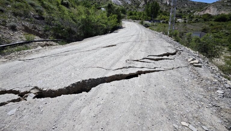 Erzurum’da heyelan: Bazı evlerde hasar oluştu Erzurum’da heyelan: Bazı evlerde hasar oluştu