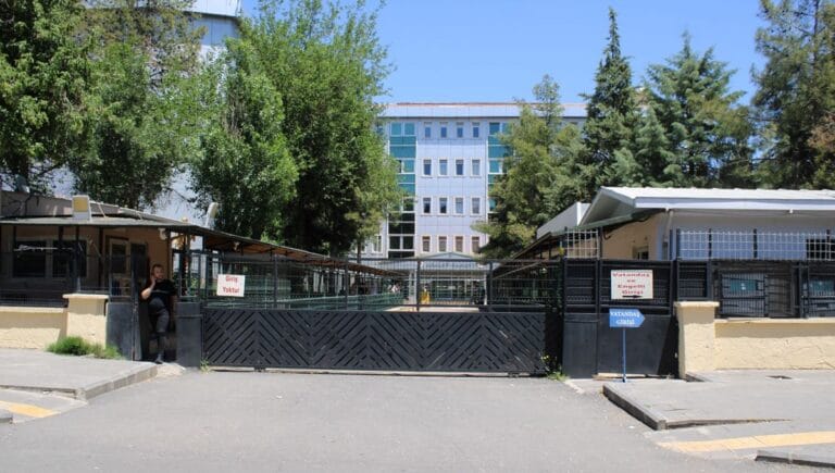 Eşini darbettiği evde ev hapsi verildi Eşini darbettiği evde ev hapsi verildi