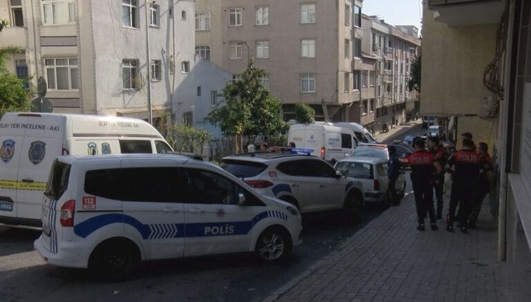 Eşini silahla vurup intihar etti Eşini silahla vurup intihar etti