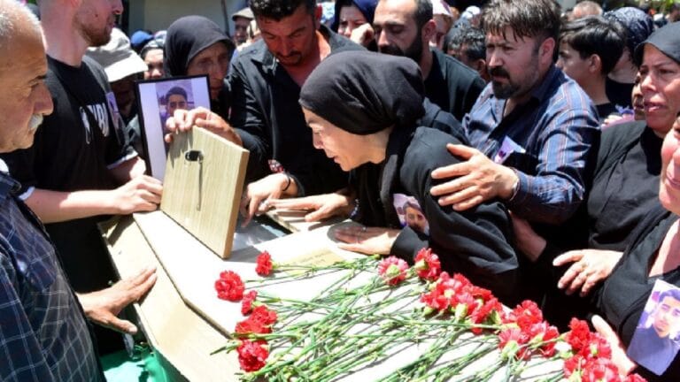 Fransa’da baltayla katledilmişti: Evlada son bakış Fransa’da baltayla katledilmişti: Evlada son bakış