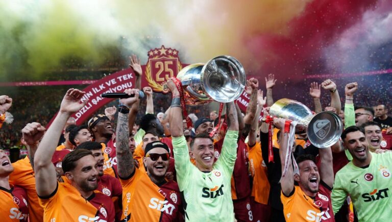 Galatasaray, RAMS Park’ta kupa kaldırdı Galatasaray, RAMS Park’ta kupa kaldırdı