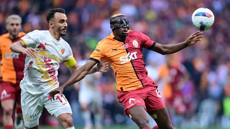 Galatasaraylı taraftarlardan Victor Osimhen’e özel pankart!