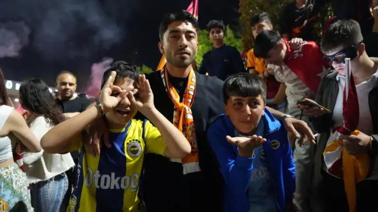 Galatasaraylılar şampiyonluğu Fenerbahçeliler ile kutladı! Galatasaraylılar şampiyonluğu Fenerbahçeliler ile kutladı!