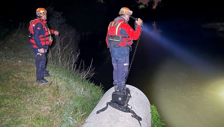 Gece yarısı sır dolu kayboluş: Çırpınışları görüldü, telefonu kıyıda, cüzdanı nehirde bulundu Gece yarısı sır dolu kayboluş: Çırpınışları görüldü, telefonu kıyıda, cüzdanı nehirde bulundu