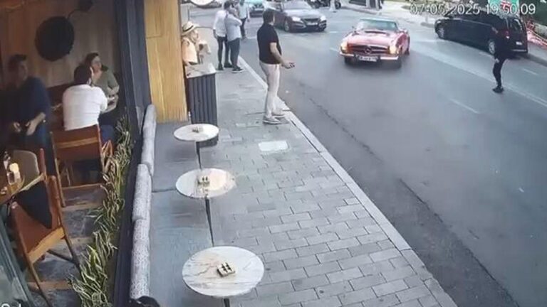 Gözlerinin önünde yaşandı! Valeye emanet klasik araç dakikalar içinde hurdaya döndü!