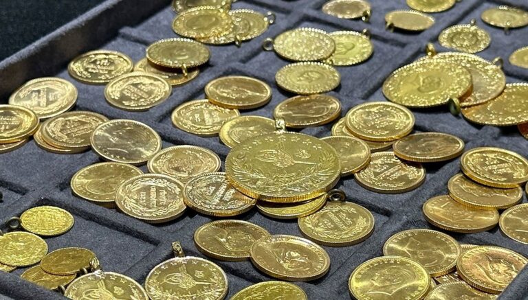 Hafta sonu altın fiyatı: Altın yükseliyor mu, düşüyor mu?
